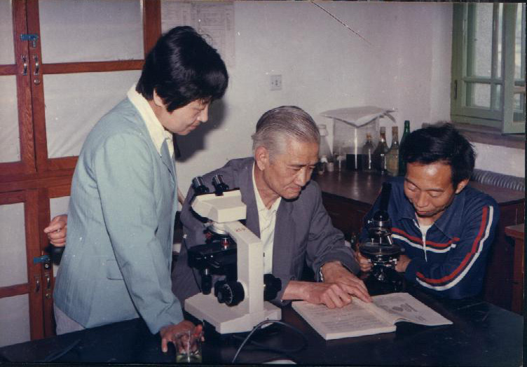何志辉教授(中)、李永函教授(右)、郭明新(左) 何志辉教授(中)、李永函教授(右)、郭明新(左)